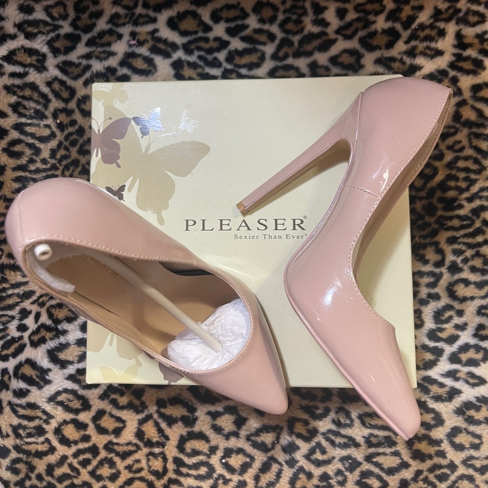 Pleasers Nude Pumps 👠